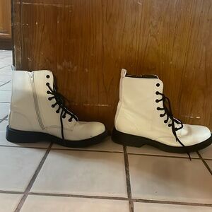 White combat boots only worn twice. Tad bit scuffed on the tops